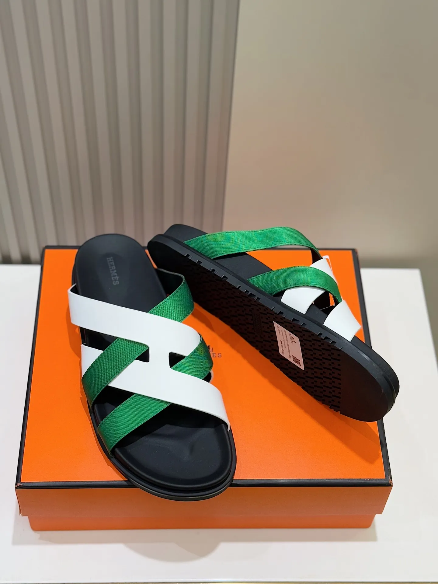 Batch 280 Hermes men's Kazimir slippers - top quality woven calfskin functional sandals, with interwoven uppers inspired by the "H" iconic pattern to create a casual look, perfect for summer. Imported cowhide + cowhide lining + rubber outsole Size: 38-44 (.45.46 customized)